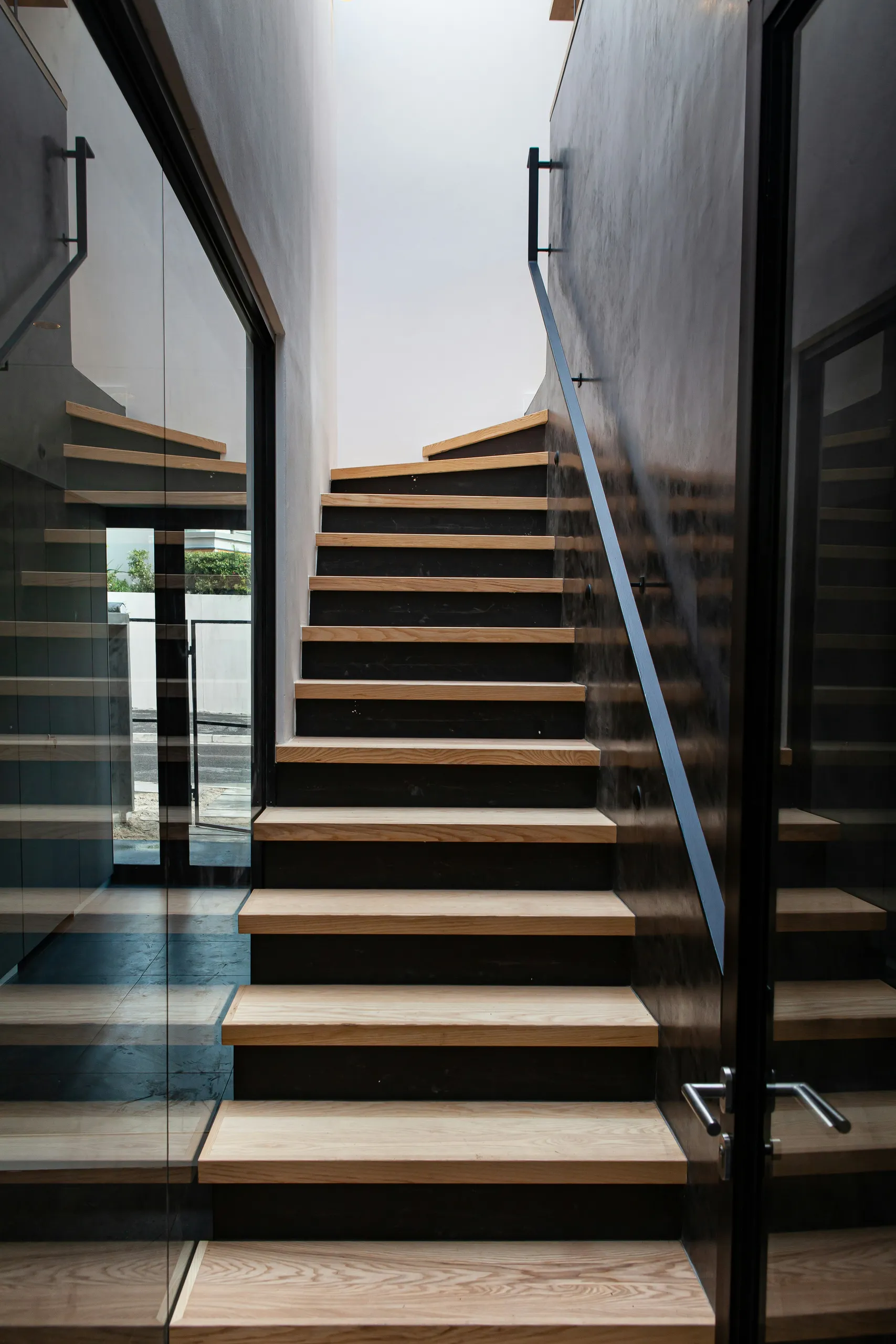 Dębowe schody ze szklaną balustradą